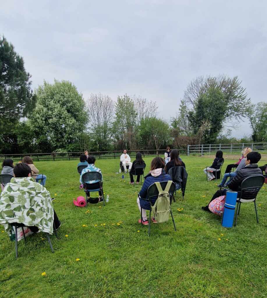 Meditare è portare la nostra attenzione a stimoli specifici (il respiro, le sensazioni corporee, i nostri sensi...), accorgendoci quando ci siamo distratti e riportandola sull'oggetto .
Inserendo nella nostra quotidianità alcune pratiche meditative, possiamo sviluppare maggiore presenza corporea, gestire il nostro stress e le emozioni negative, assaporare maggiormente quanto ci accade e